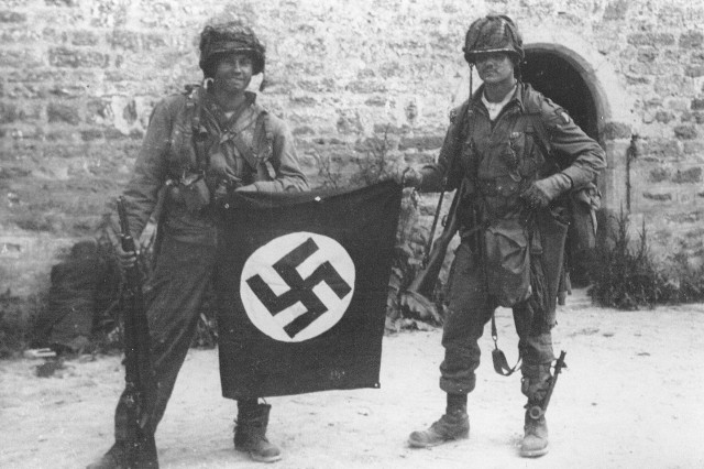 23 Dec 1920 birthday of Easy Company veteran John Lee Eubanks. John can be seen holding the flag with Walter Gordon..jpg (716.98 KiB) Przeglądane 76051 razy 23 Dec 1920 birthday of Easy Company veteran John Lee Eubanks. John can be seen holding the flag with Walter Gordon..jpg