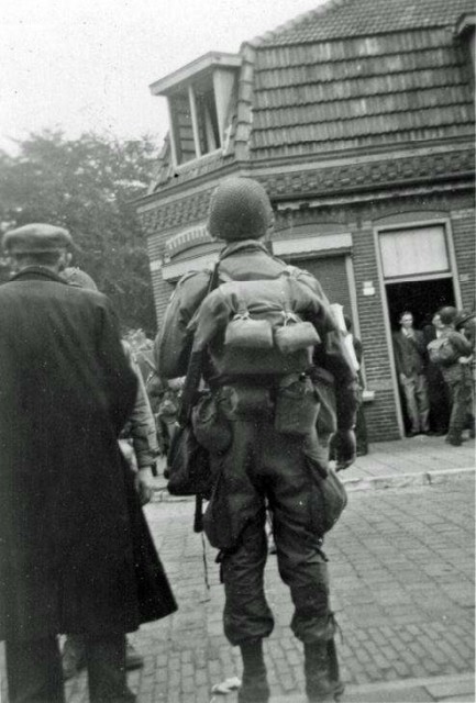 F Company on the move,september 18 1944,Kloosterdreef Eindhoven..jpg (47.2 KiB) Przeglądane 53136 razy F Company on the move,september 18 1944,Kloosterdreef Eindhoven..jpg